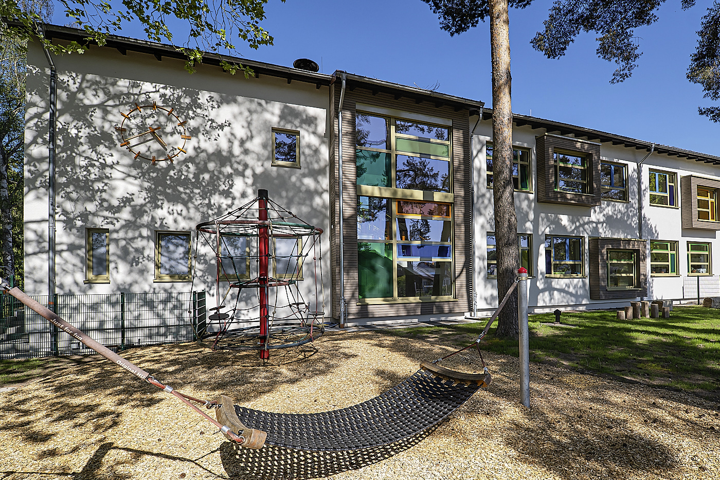 Schule mit Spielplatz